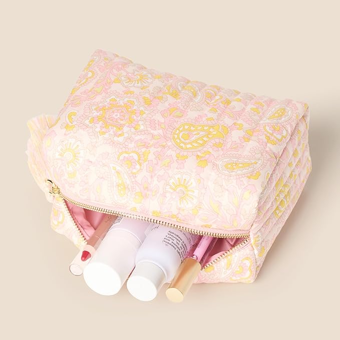 Amazon Essentials x Sofia Grainge Women's Quilted Makeup Toiletry Bag